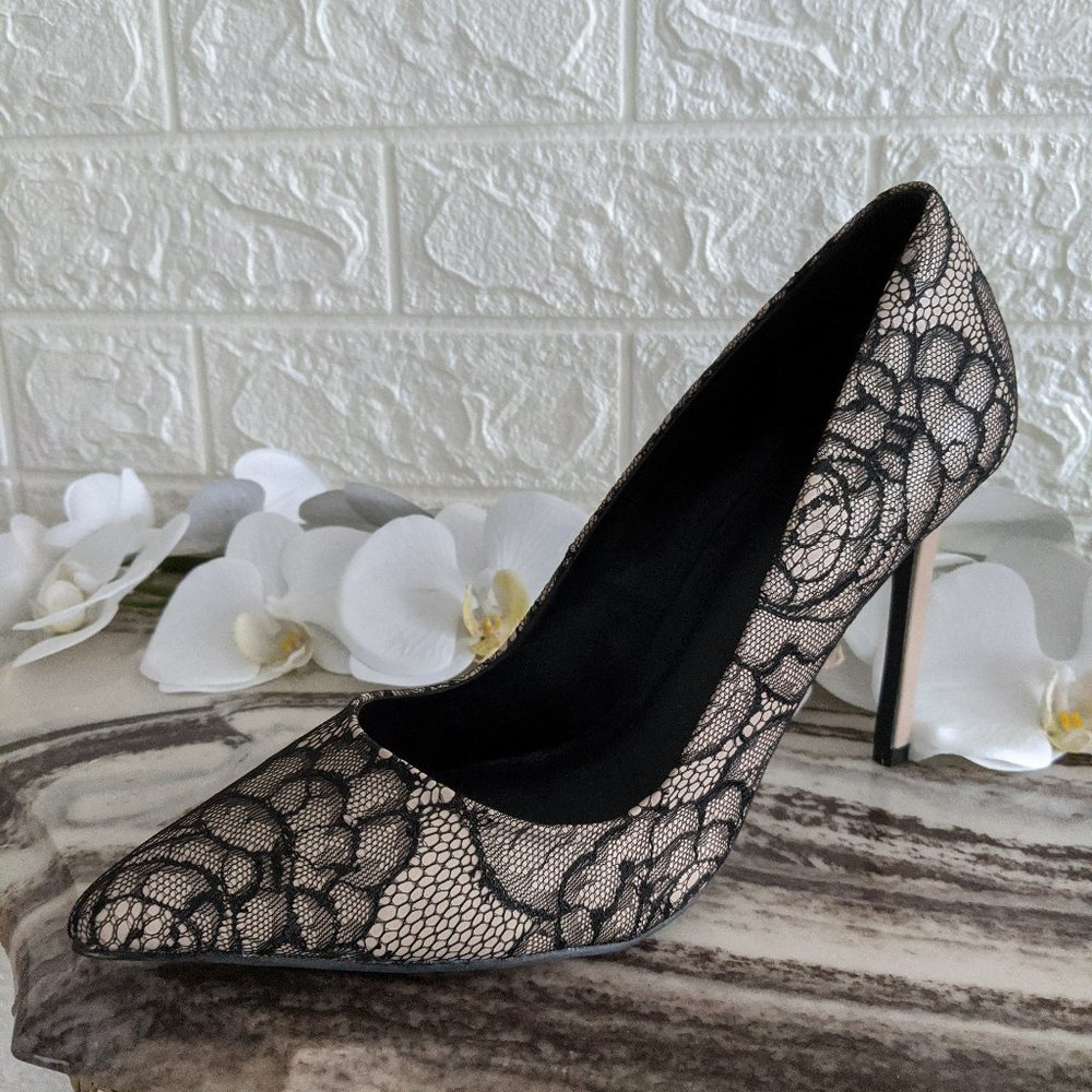 NEW Le Chateau BNWT leather lace nude Heels pointy toe Sandal